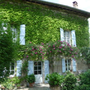 Stay at the foot of the Petites Pyrénées - The Chambres d'Hôtes Les Pesques awaits you